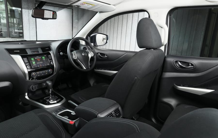 Интерьер Nissan Navara ST Dual Cab (D23) 2020 года  (AU) (фото 19 из 24)